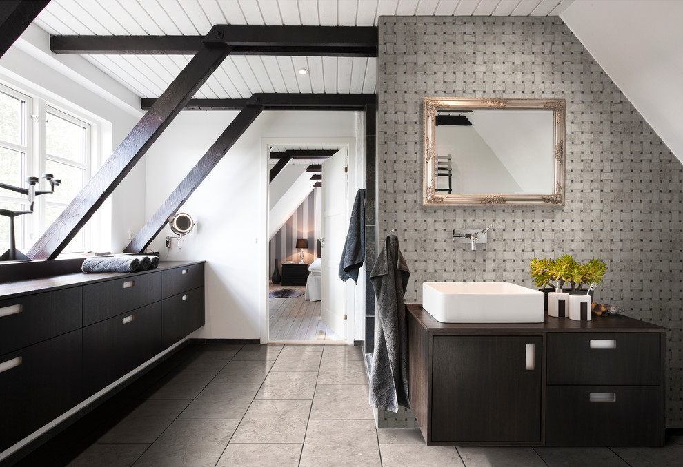 Стильный дизайн: главная ванная комната в современном стиле с темными деревянными фасадами, столешницей из дерева, серой плиткой, каменной плиткой, белыми стенами, мраморным полом, настольной раковиной и плоскими фасадами - последний тренд