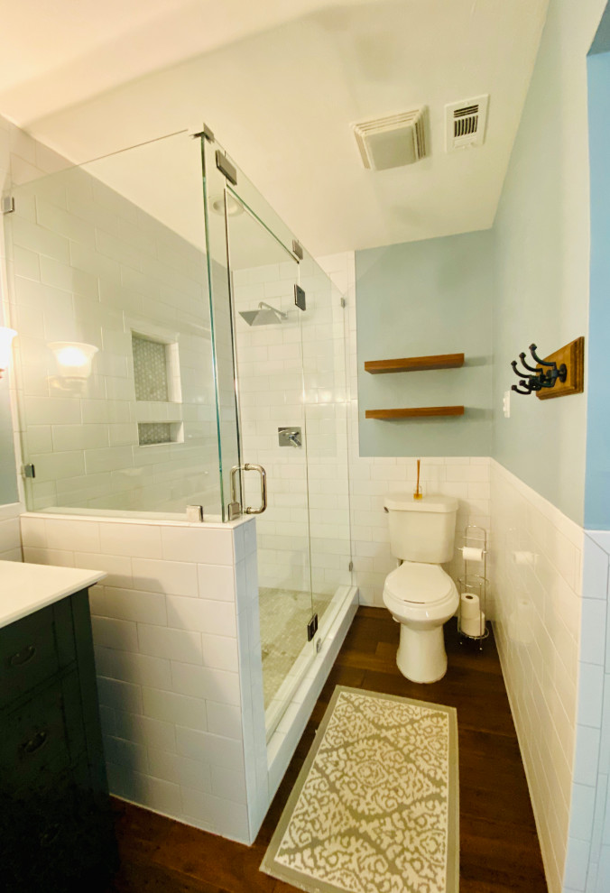 Mittelgroßes Klassisches Badezimmer En Suite mit grünen Schränken, weißen Fliesen, blauer Wandfarbe, braunem Boden, Falttür-Duschabtrennung, weißer Waschtischplatte, Einzelwaschbecken, verzierten Schränken und freistehendem Waschtisch in Dallas