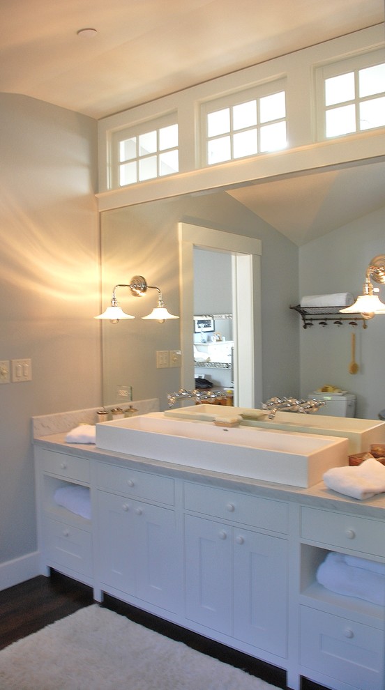 Ispirazione per una stanza da bagno padronale chic di medie dimensioni con ante in stile shaker, top in marmo, WC monopezzo, pareti blu, parquet scuro e pavimento marrone