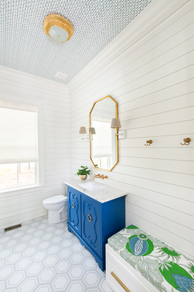 Inspiration pour une salle de bain minimaliste de taille moyenne pour enfant avec un plan de toilette en quartz modifié, un sol gris, meuble simple vasque, meuble-lavabo sur pied, un plafond en papier peint, du lambris de bois et un sol en carrelage de céramique.