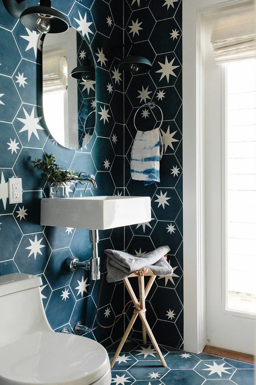 Esempio di una stanza da bagno con doccia stile marino di medie dimensioni con WC monopezzo, lavabo sospeso, pavimento blu, vasca ad alcova e vasca/doccia