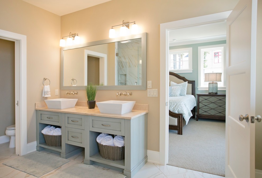 Foto de cuarto de baño principal costero grande con bañera exenta, ducha esquinera, lavabo sobreencimera y paredes beige