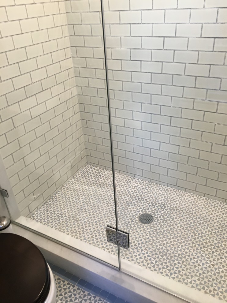 Пример оригинального дизайна: главная ванная комната среднего размера в стиле ретро с фасадами в стиле шейкер, серыми фасадами, душем в нише, раздельным унитазом, белой плиткой, плиткой кабанчик, серыми стенами, полом из мозаичной плитки, монолитной раковиной, столешницей из искусственного камня, разноцветным полом, душем с распашными дверями и белой столешницей