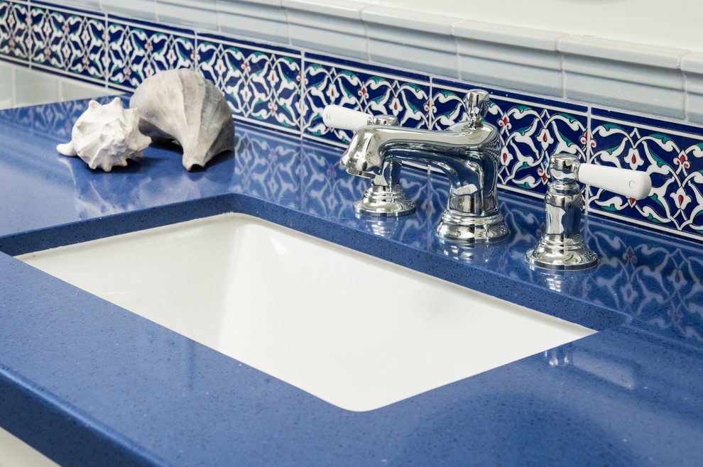 ロサンゼルスにある高級な中くらいなコンテンポラリースタイルのおしゃれなバスルーム (浴槽なし) (シェーカースタイル扉のキャビネット、白いキャビネット、アルコーブ型浴槽、オープン型シャワー、分離型トイレ、青いタイル、赤いタイル、白いタイル、セラミックタイル、白い壁、セラミックタイルの床、アンダーカウンター洗面器、クオーツストーンの洗面台、マルチカラーの床、開き戸のシャワー) の写真