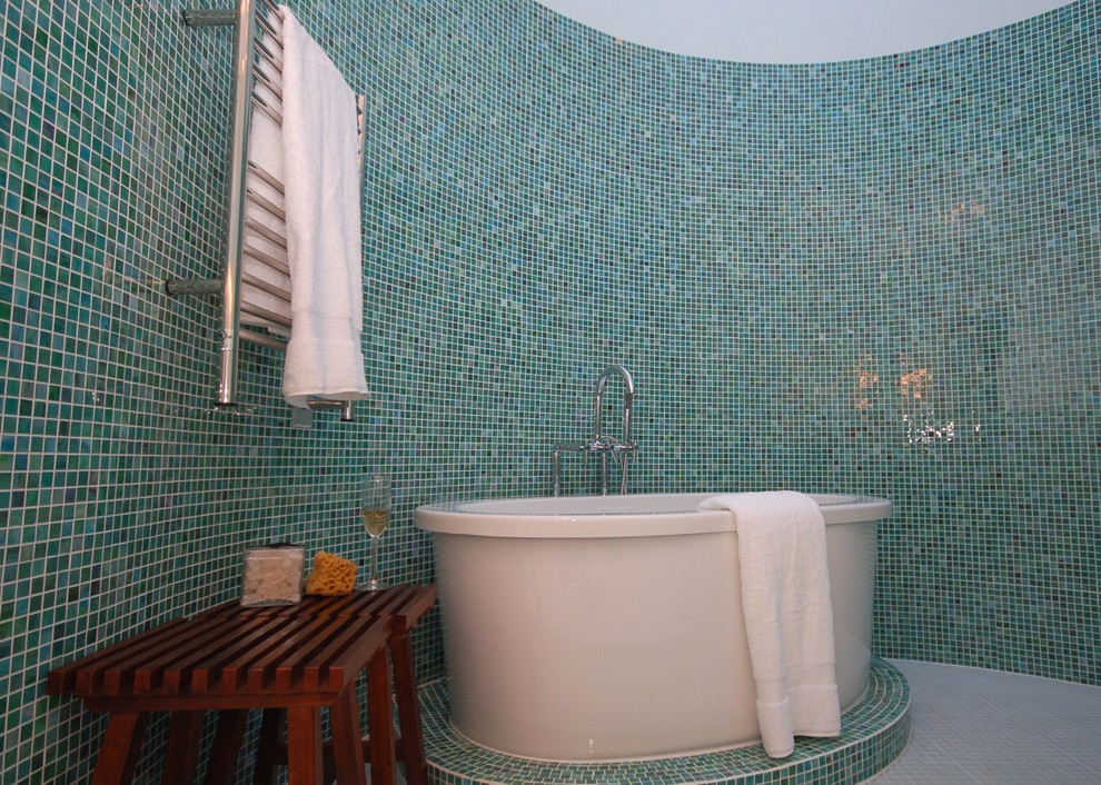 Großes Modernes Badezimmer En Suite mit freistehender Badewanne, offener Dusche und Porzellan-Bodenfliesen in Chicago