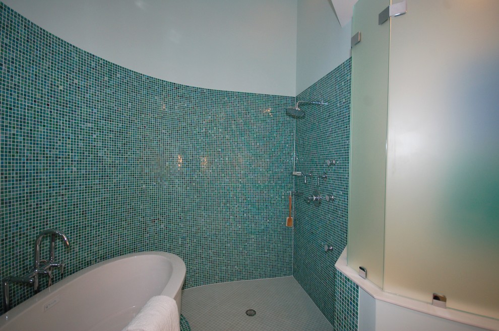 シカゴにあるラグジュアリーな広いコンテンポラリースタイルのおしゃれなマスターバスルーム (置き型浴槽、オープン型シャワー、ベッセル式洗面器、家具調キャビネット、濃色木目調キャビネット、木製洗面台、分離型トイレ、青い壁、セラミックタイルの床) の写真