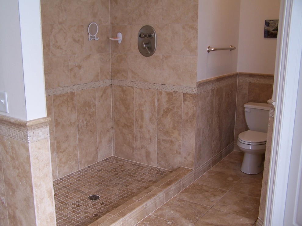 Mediterranes Badezimmer mit offener Dusche, beigen Fliesen und Steinfliesen in Sonstige