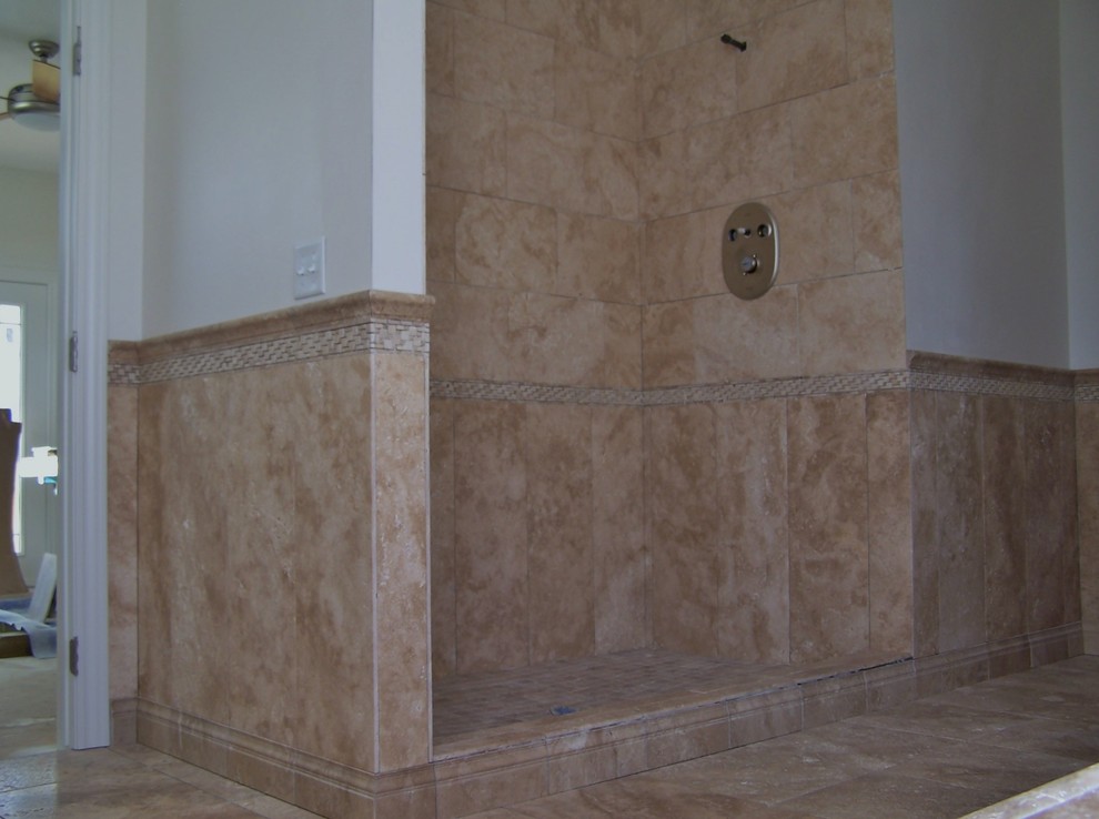 Ejemplo de cuarto de baño mediterráneo con jacuzzi, ducha abierta, baldosas y/o azulejos beige y baldosas y/o azulejos de piedra