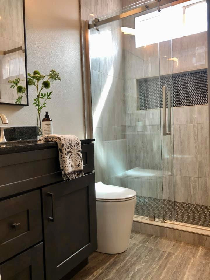 Modernes Badezimmer in Sacramento