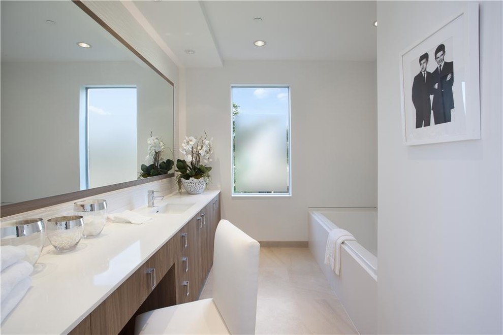 На фото: главная ванная комната среднего размера в современном стиле с плоскими фасадами, светлыми деревянными фасадами, накладной ванной, белыми стенами, полом из травертина, врезной раковиной и бежевым полом