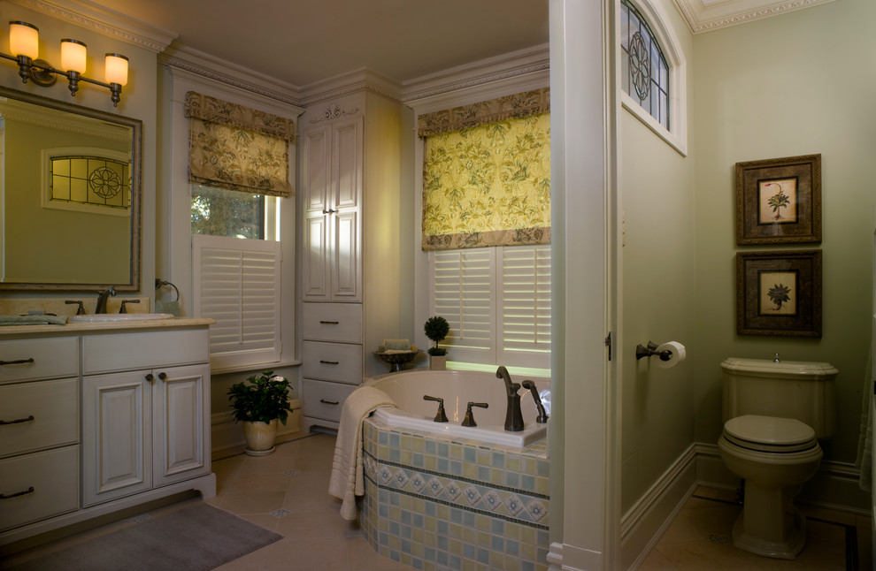Inspiration för ett mellanstort vintage en-suite badrum, med ett nedsänkt handfat, möbel-liknande, vita skåp, ett hörnbadkar, en öppen dusch, en toalettstol med separat cisternkåpa, flerfärgad kakel, gröna väggar och travertin golv