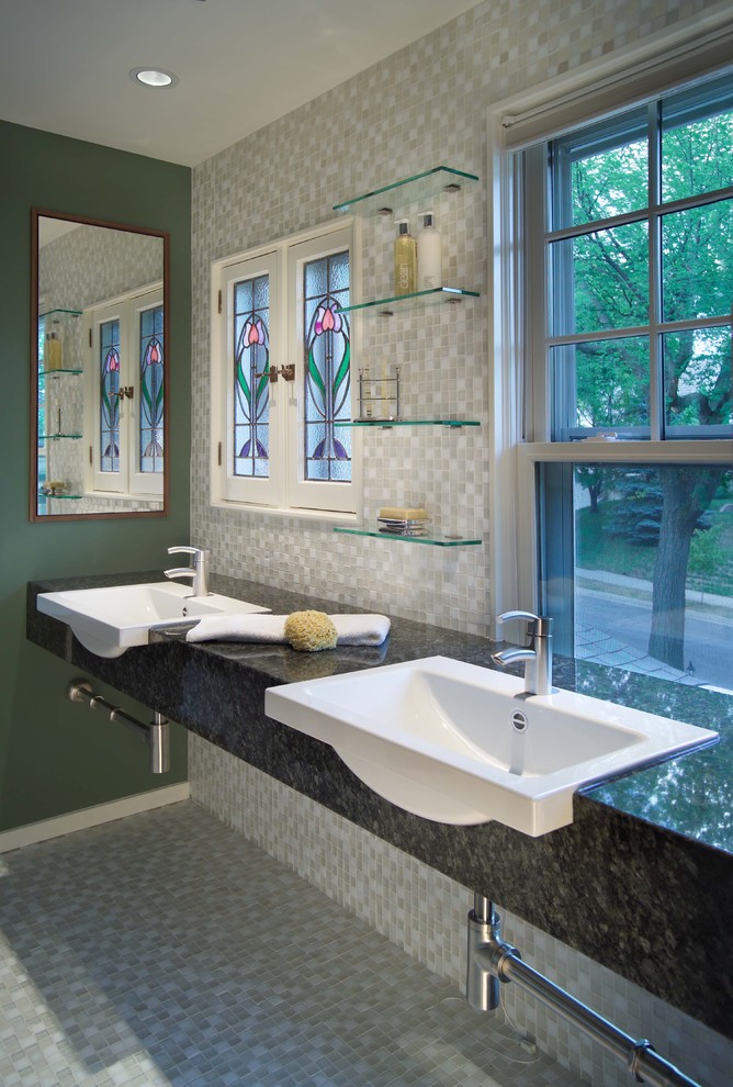 Immagine di una stanza da bagno vittoriana di medie dimensioni con piastrelle a mosaico, lavabo a bacinella, pareti verdi, pavimento con piastrelle a mosaico e top in granito