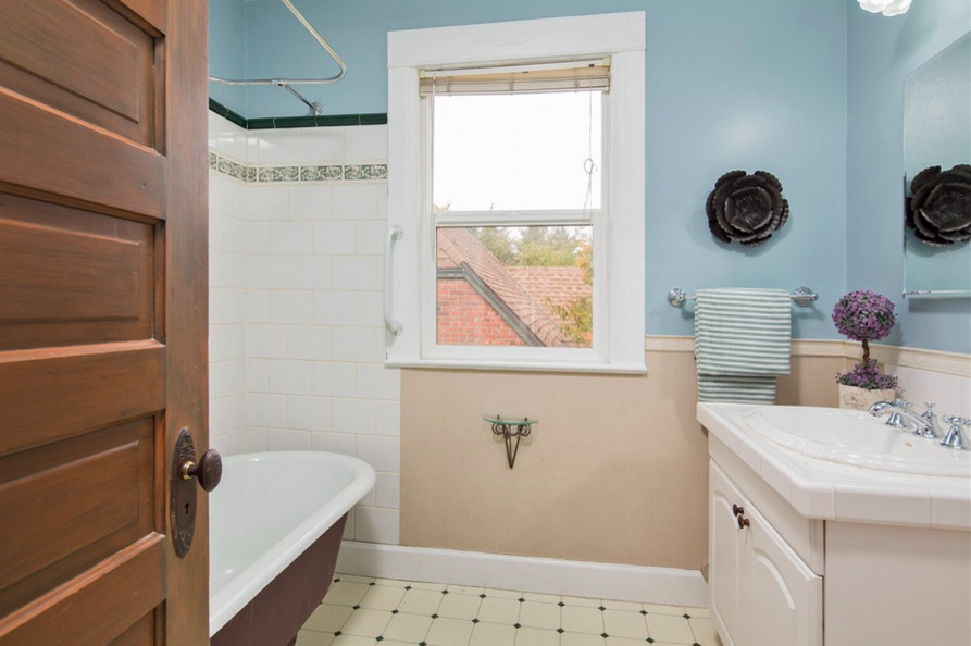 Пример оригинального дизайна: детская ванная комната среднего размера в викторианском стиле с накладной раковиной, фасадами в стиле шейкер, белыми фасадами, столешницей из плитки, ванной на ножках, душем над ванной, унитазом-моноблоком, белой плиткой, керамической плиткой, синими стенами и полом из керамической плитки