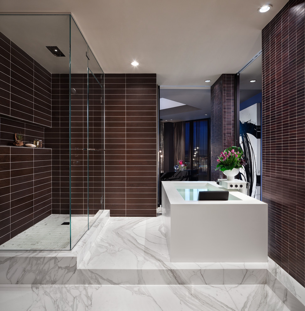 Ispirazione per una grande stanza da bagno padronale contemporanea con vasca freestanding, doccia ad angolo, piastrelle marroni, piastrelle di vetro, pareti marroni e pavimento in marmo