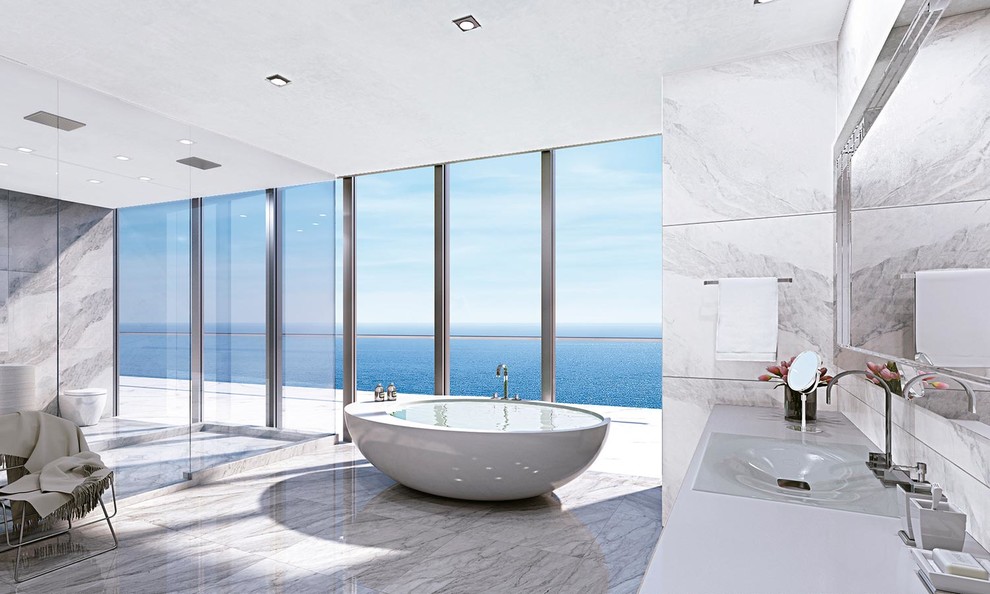 Cette image montre une grande salle de bain principale minimaliste.