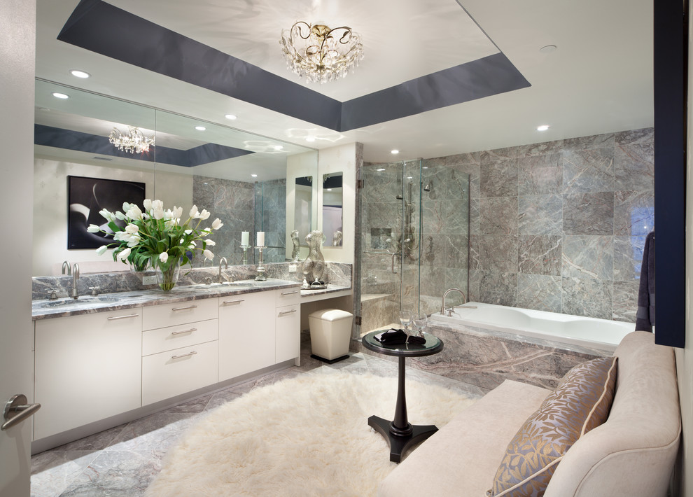 Diseño de cuarto de baño contemporáneo con lavabo bajoencimera, armarios con paneles lisos, puertas de armario blancas, bañera encastrada, ducha esquinera y baldosas y/o azulejos grises