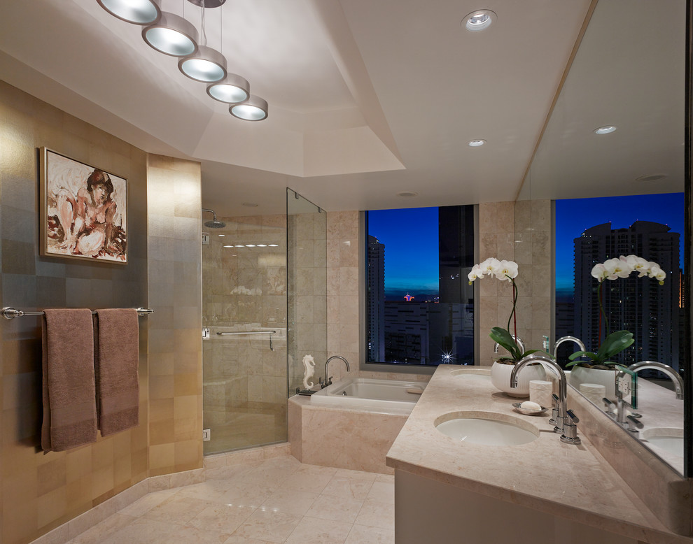 Immagine di una stanza da bagno padronale minimal con lavabo sottopiano, ante bianche, top in marmo, vasca da incasso, doccia ad angolo, pareti multicolore e pavimento in marmo