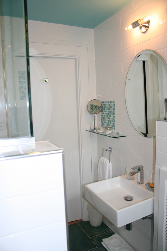 Turquoise and white bathroom remodel Modern Bathroom Montreal