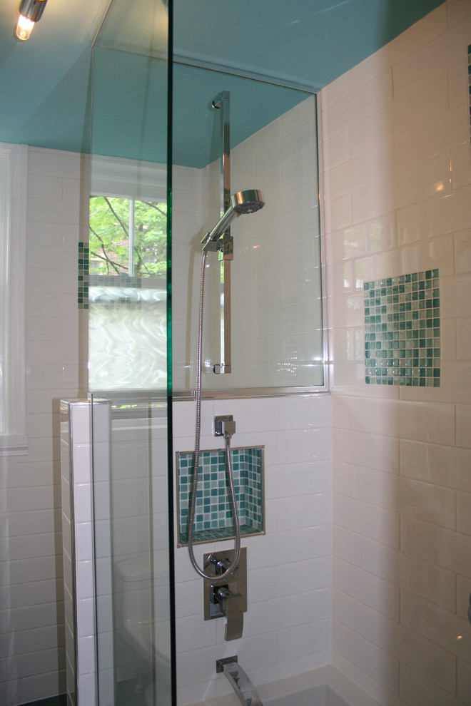 Turquoise and white bathroom remodel Modern Bathroom Montreal