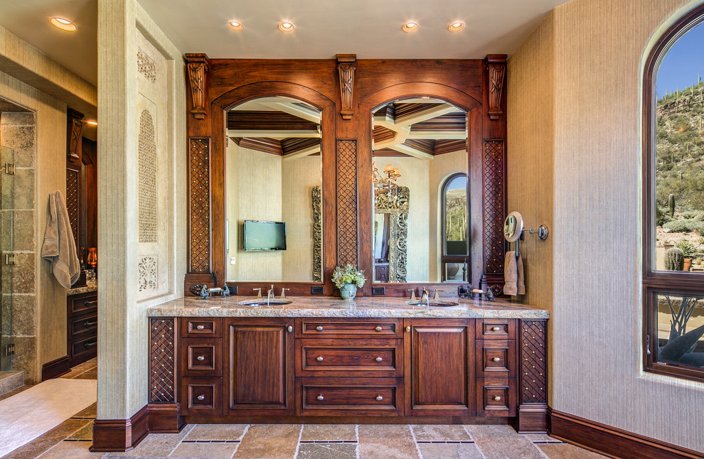 Стильный дизайн: главная ванная комната в стиле фьюжн с фасадами с выступающей филенкой, фасадами цвета дерева среднего тона, врезной раковиной и разноцветным полом - последний тренд