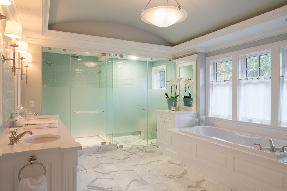 Immagine di una stanza da bagno con doccia classica di medie dimensioni con ante nere, vasca ad angolo, doccia ad angolo, WC a due pezzi, piastrelle blu, piastrelle di vetro, pareti beige, pavimento in marmo, lavabo sottopiano e top in quarzo composito