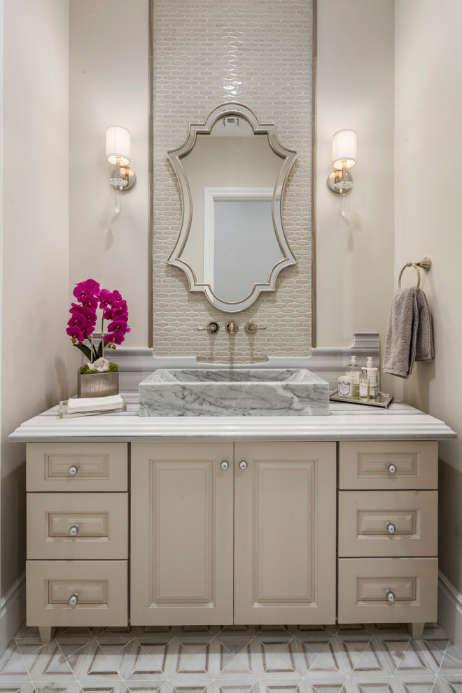 Diseño de cuarto de baño clásico renovado con armarios con paneles con relieve, puertas de armario beige, paredes beige, lavabo sobreencimera, suelo blanco y encimeras blancas