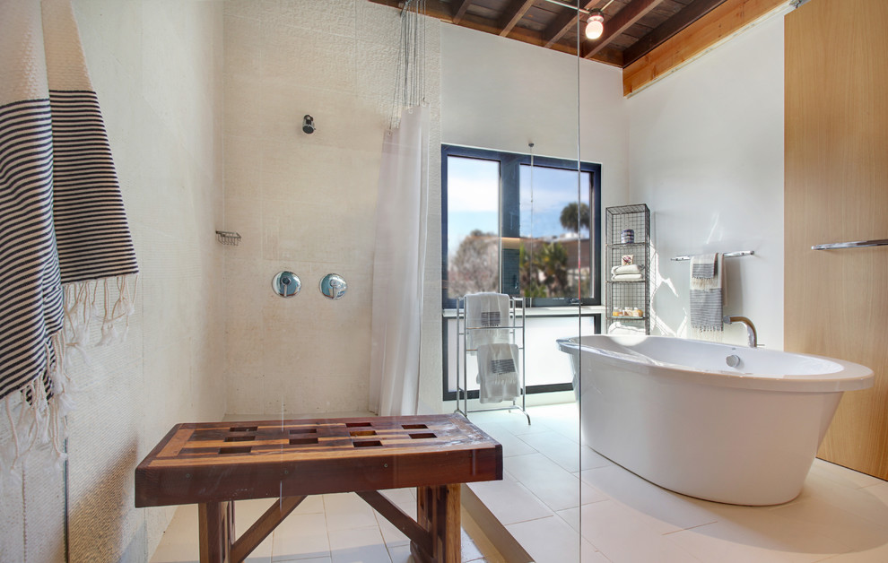 Esempio di una stanza da bagno design con vasca freestanding