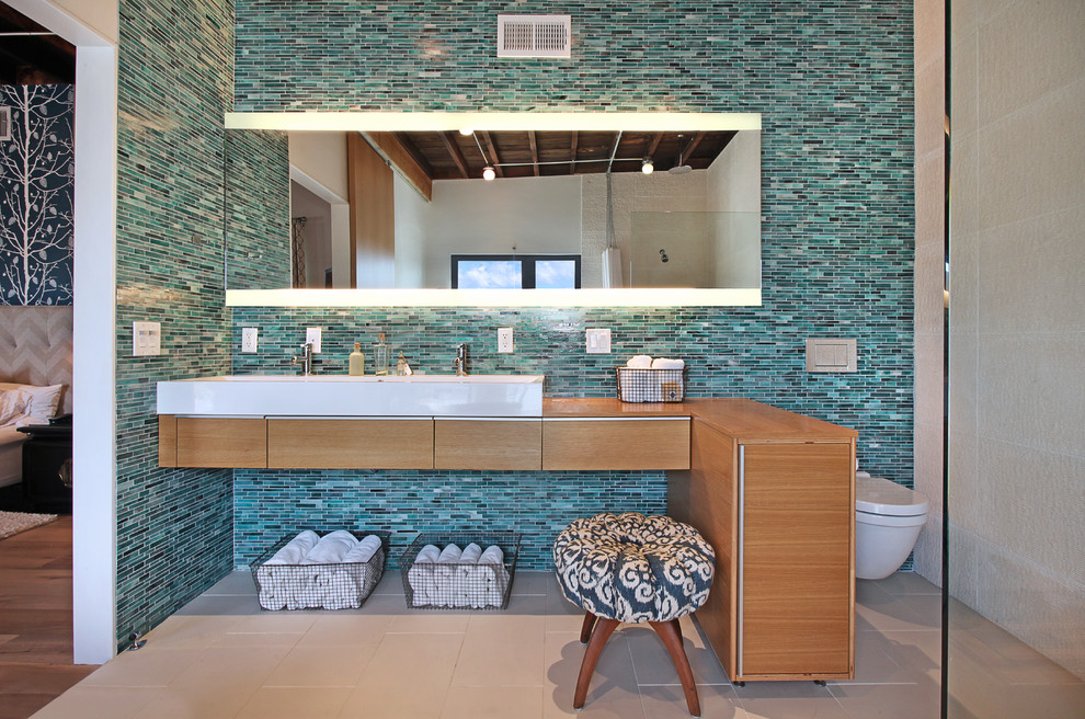 ロサンゼルスにあるコンテンポラリースタイルのおしゃれな浴室 (壁掛け式トイレ) の写真