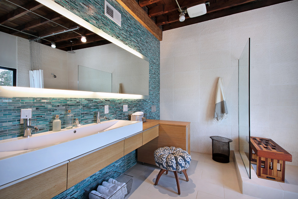 На фото: ванная комната в современном стиле с инсталляцией и зеркалом с подсветкой с