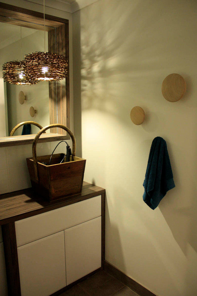 Modelo de cuarto de baño tradicional renovado de tamaño medio con puertas de armario blancas, bañera encastrada, combinación de ducha y bañera, baldosas y/o azulejos blancos, baldosas y/o azulejos de cerámica, lavabo tipo consola y encimera de laminado