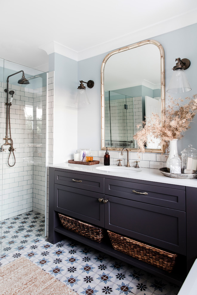 Immagine di una grande stanza da bagno classica con ante in stile shaker, ante marroni, piastrelle beige e top in superficie solida