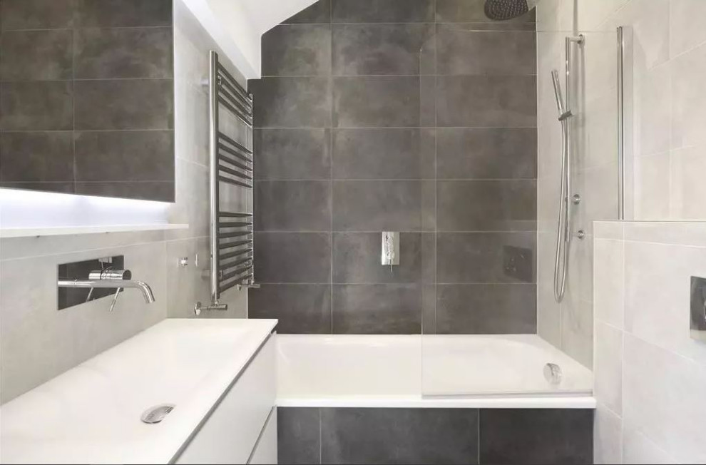 Idée de décoration pour une très grande salle de bain principale minimaliste avec un placard à porte plane, des portes de placard blanches, une baignoire posée, un combiné douche/baignoire, WC suspendus, un carrelage gris, des carreaux de céramique, un mur gris, un sol en carrelage de céramique, un lavabo suspendu, un plan de toilette en verre, un sol gris, une cabine de douche à porte coulissante, un plan de toilette blanc, meuble simple vasque et meuble-lavabo suspendu.