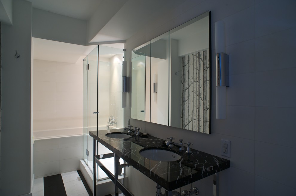 На фото: ванная комната в современном стиле с врезной раковиной, душем в нише и мраморной столешницей