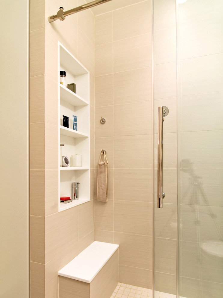 Inspiration för små moderna badrum med dusch, med ett integrerad handfat, en dusch i en alkov, beige kakel, vit kakel, keramikplattor, klinkergolv i keramik, släta luckor, skåp i mellenmörkt trä, en toalettstol med separat cisternkåpa, beige väggar, bänkskiva i akrylsten, beiget golv och dusch med skjutdörr