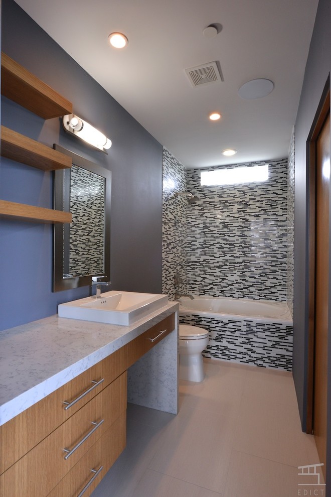 Example of a trendy bathroom design in Dallas