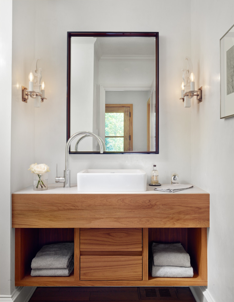 Exempel på ett litet klassiskt vit vitt badrum med dusch, med vita väggar, ett fristående handfat, brunt golv, släta luckor, skåp i mellenmörkt trä och mörkt trägolv