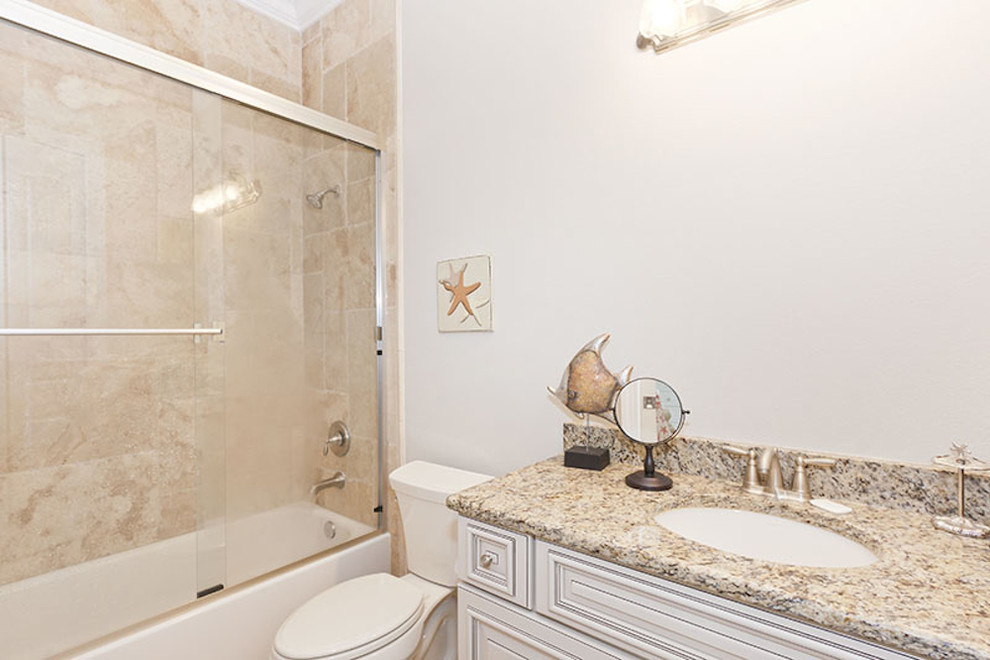 Foto de cuarto de baño marinero de tamaño medio con ducha abierta y encimera de granito