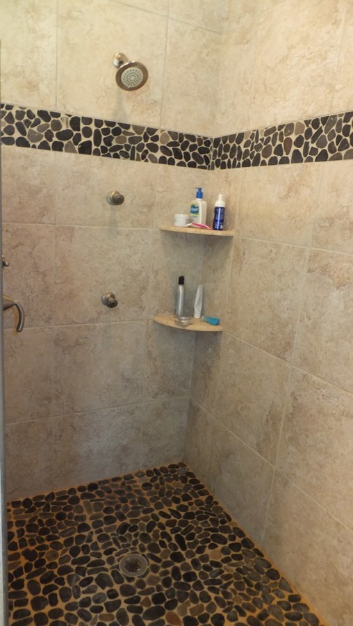 Foto på ett vintage badrum, med luckor med infälld panel, vita skåp, en dusch i en alkov, lila väggar, ett undermonterad handfat och granitbänkskiva