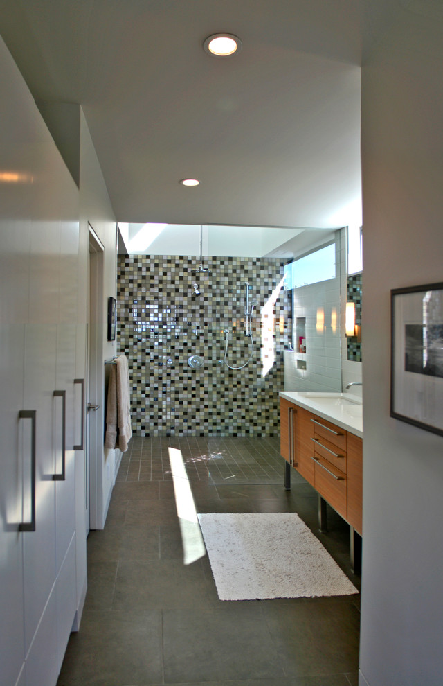 Esempio di una sauna moderna di medie dimensioni con lavabo sottopiano, ante lisce, ante in legno scuro, top in quarzo composito, bidè, piastrelle multicolore, piastrelle a mosaico, pareti bianche e pavimento in gres porcellanato