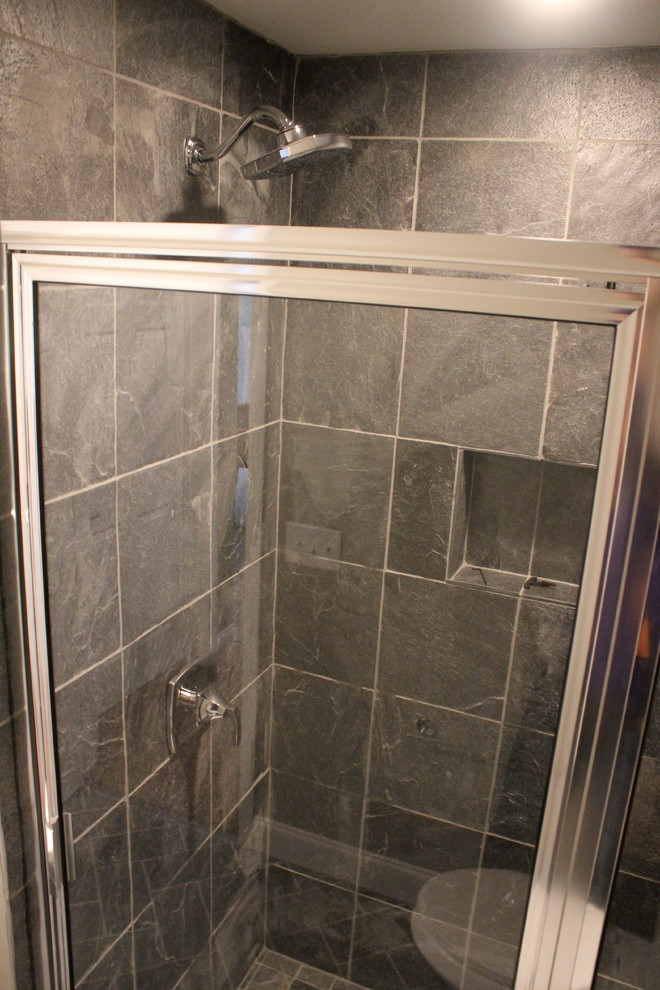 Inspiration för små moderna badrum med dusch, med ett integrerad handfat, släta luckor, skåp i mörkt trä, bänkskiva i kvarts, en öppen dusch, en toalettstol med hel cisternkåpa, grå kakel, stenkakel och bruna väggar