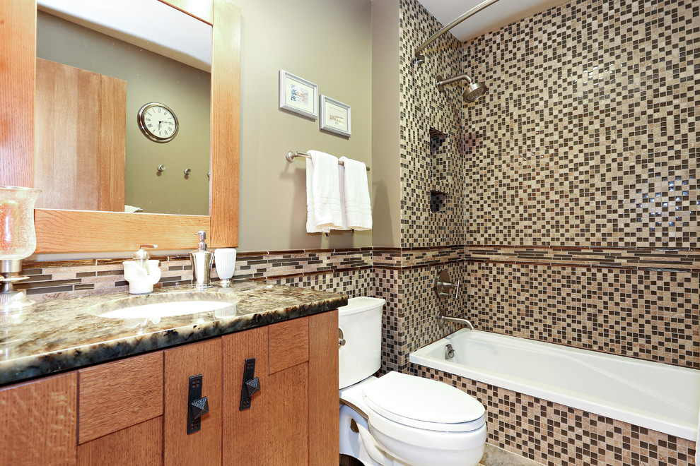 Exempel på ett mellanstort retro svart svart badrum med dusch, med skåp i mellenmörkt trä, en dusch/badkar-kombination, en toalettstol med hel cisternkåpa, mosaik, beige väggar, klinkergolv i keramik, ett nedsänkt handfat, granitbänkskiva, flerfärgat golv, dusch med duschdraperi, ett undermonterat badkar, grå kakel och möbel-liknande