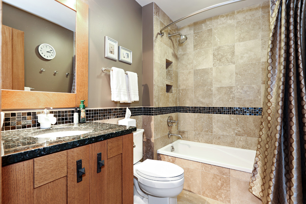 Idéer för att renovera ett mellanstort retro svart svart badrum med dusch, med skåp i mellenmörkt trä, ett undermonterat badkar, en dusch/badkar-kombination, en toalettstol med hel cisternkåpa, mosaik, beige väggar, klinkergolv i keramik, ett nedsänkt handfat, granitbänkskiva, flerfärgat golv, dusch med duschdraperi, grå kakel och möbel-liknande