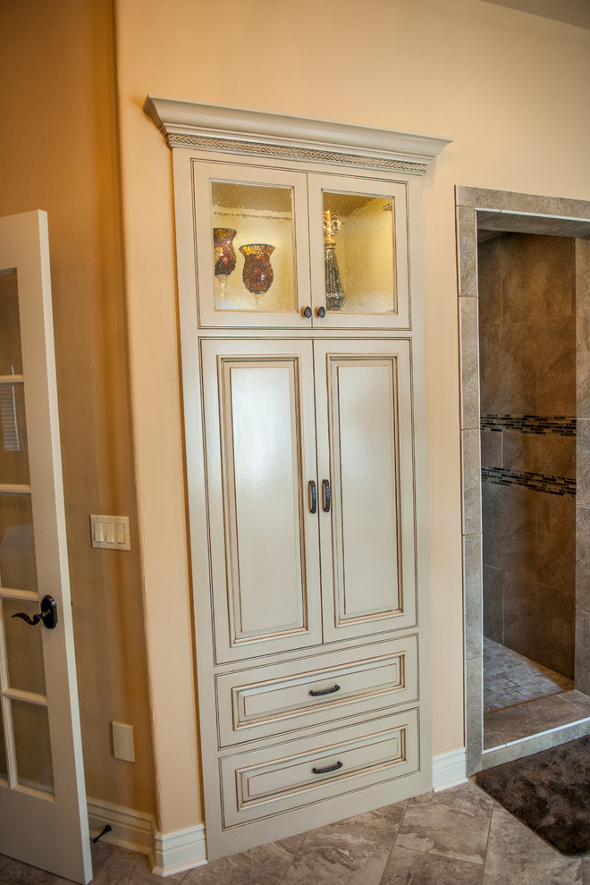 Medelhavsstil inredning av ett stort en-suite badrum, med luckor med profilerade fronter, beige skåp, grå kakel, porslinskakel, beige väggar, klinkergolv i porslin och granitbänkskiva