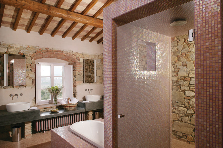 Diseño de cuarto de baño principal tradicional renovado grande con paredes beige