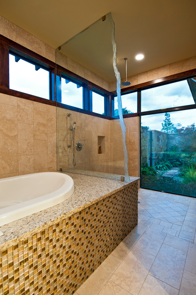 Immagine di una stanza da bagno mediterranea con doccia a filo pavimento e piastrelle a mosaico