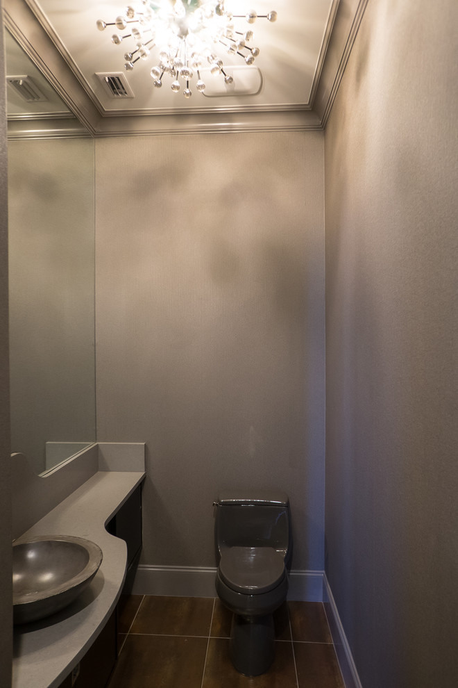 Inspiration pour un WC et toilettes méditerranéen avec WC séparés, un mur gris, sol en béton ciré et un sol beige.