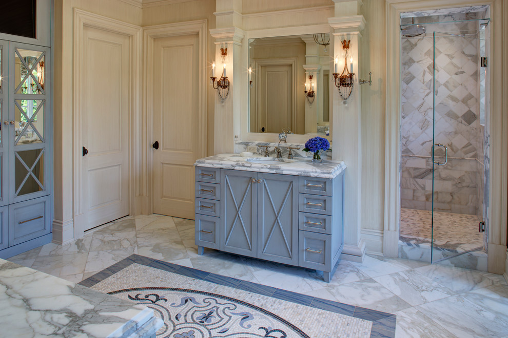 Пример оригинального дизайна: ванная комната в средиземноморском стиле с синими фасадами