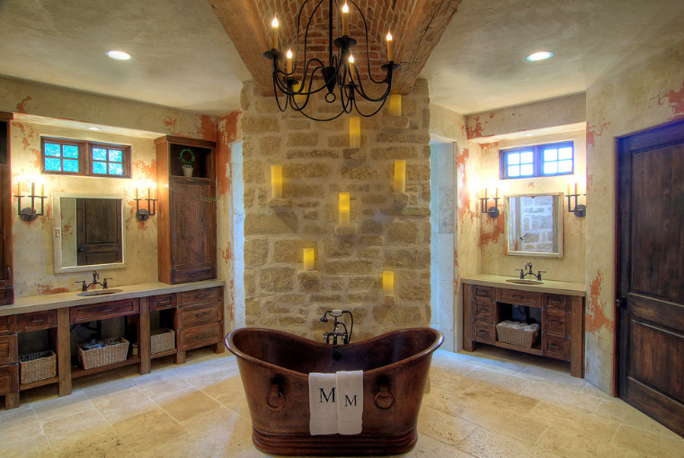 Bild på ett stort medelhavsstil en-suite badrum, med skåp i mellenmörkt trä, ett fristående badkar, beige kakel, bänkskiva i kalksten, skåp i shakerstil, en dusch i en alkov, stenkakel, beige väggar, klinkergolv i keramik, ett undermonterad handfat, beiget golv och dusch med gångjärnsdörr