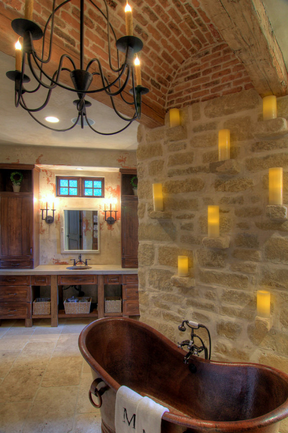 Пример оригинального дизайна: большая главная ванная комната в средиземноморском стиле с плоскими фасадами, фасадами цвета дерева среднего тона, отдельно стоящей ванной, бежевой плиткой, плиткой из листового камня, столешницей из известняка, душем в нише, бежевыми стенами, полом из керамической плитки, врезной раковиной, бежевым полом и душем с распашными дверями
