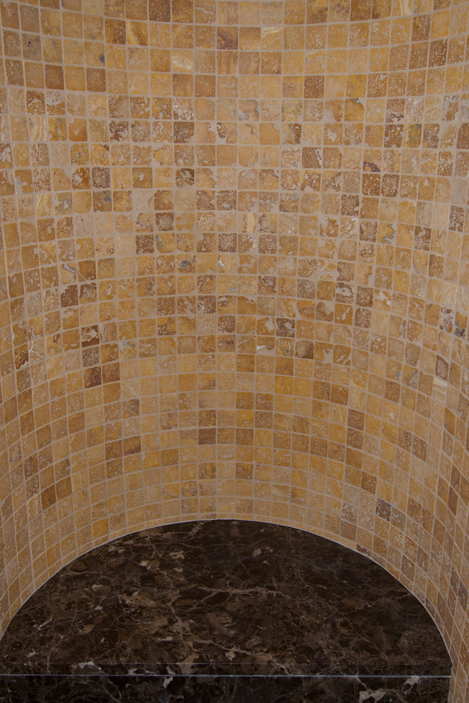 Medelhavsstil inredning av ett badrum, med granitbänkskiva och klinkergolv i keramik